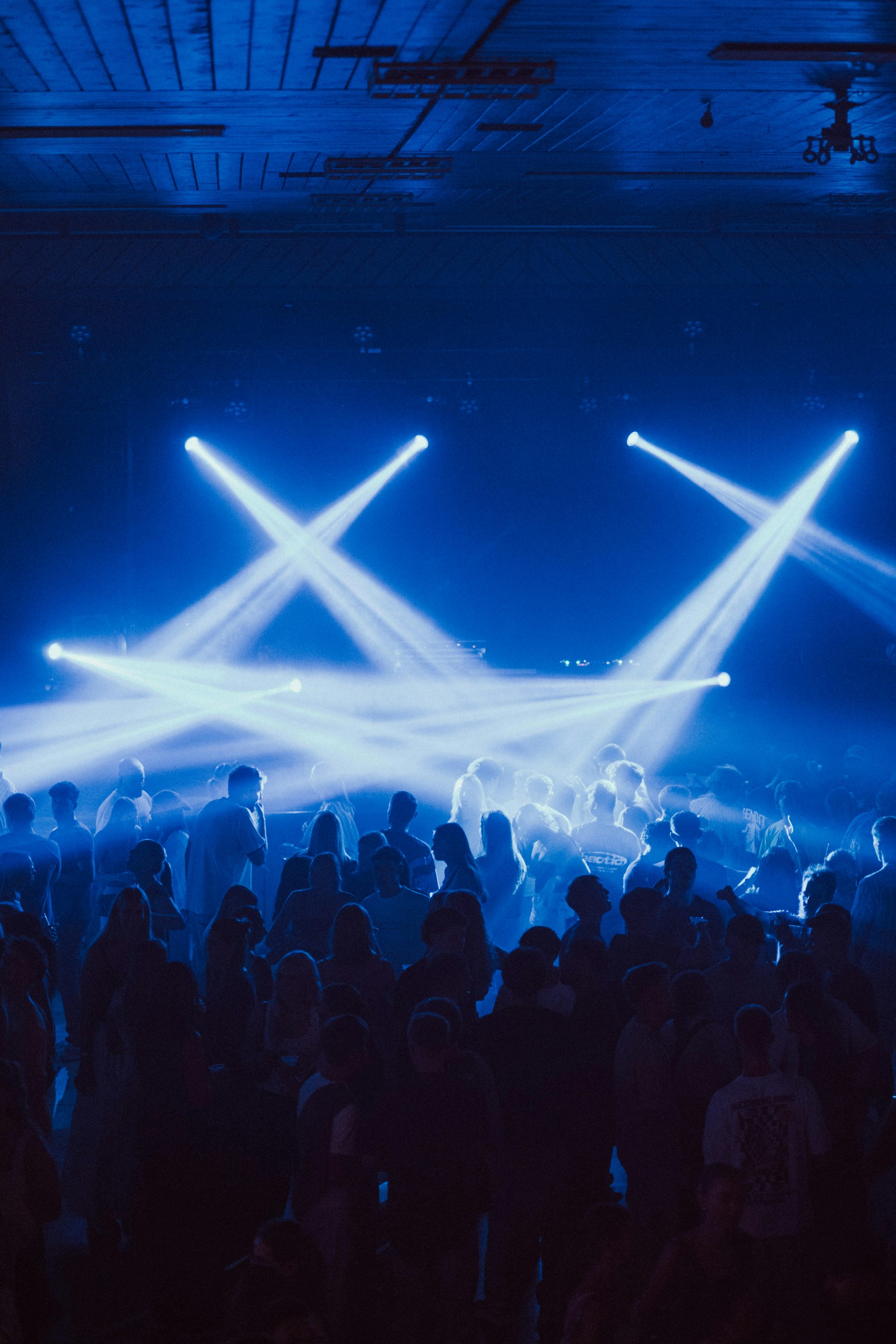 Un public réuni sous les lumières bleues d’un concert