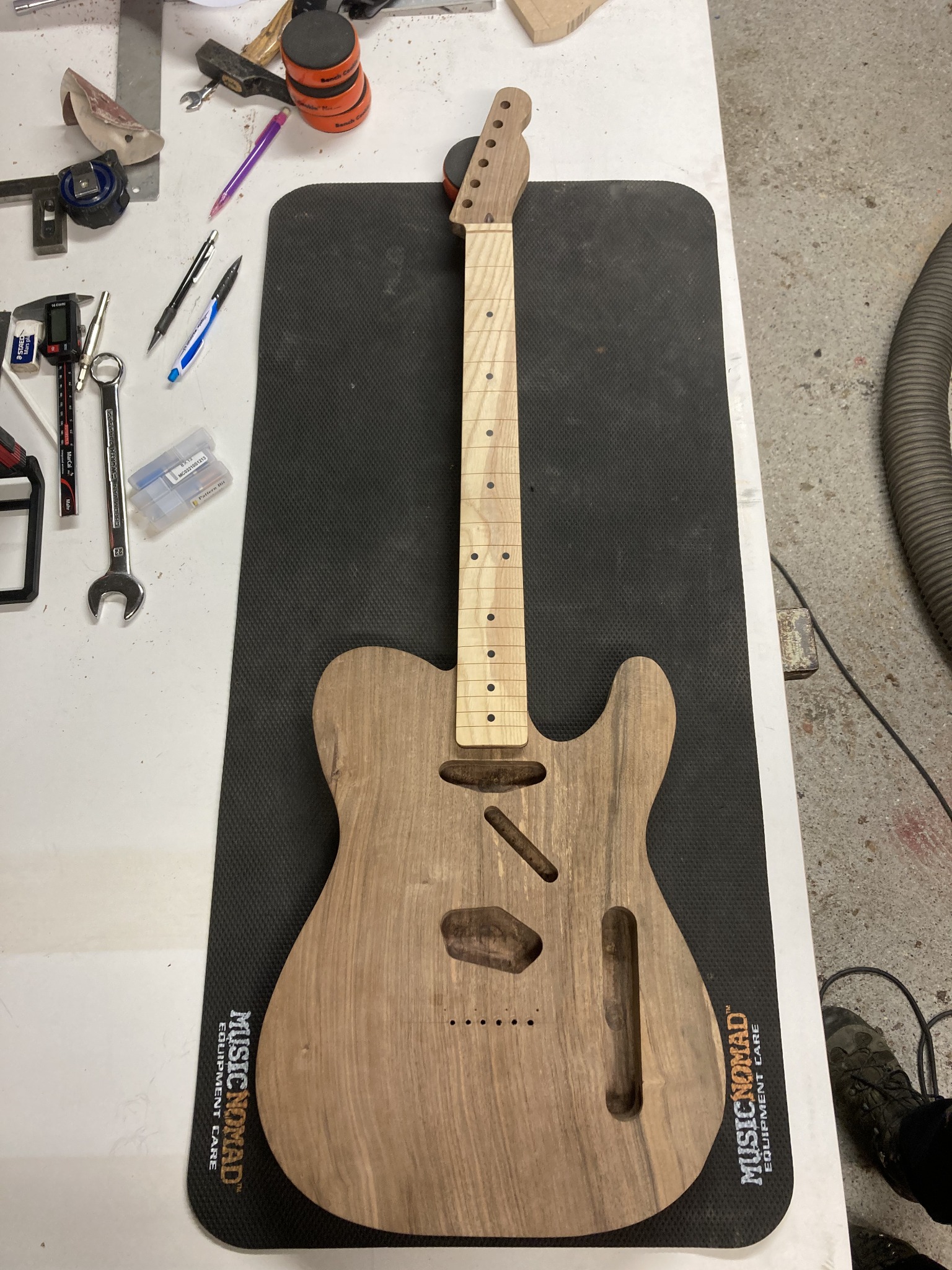Guitare Instruments Roche en cours d’assemblage