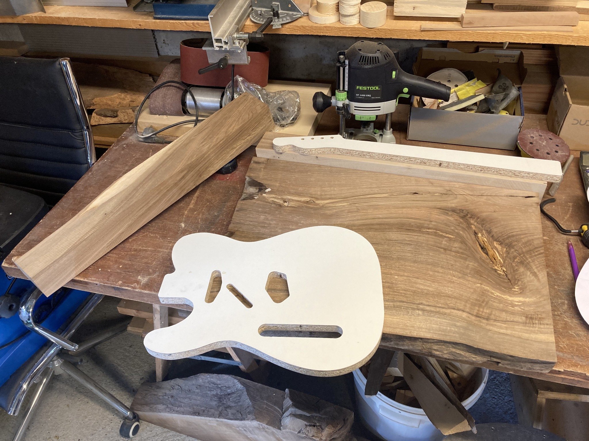 Gabarit de guitare et pièces de bois sur l’établi