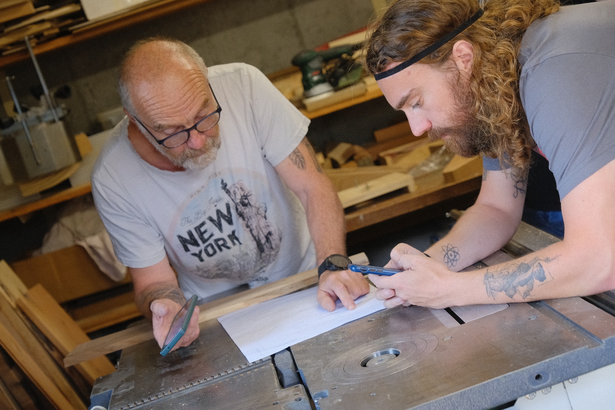 Ludo Roche et son père travaillant ensemble à l’atelier