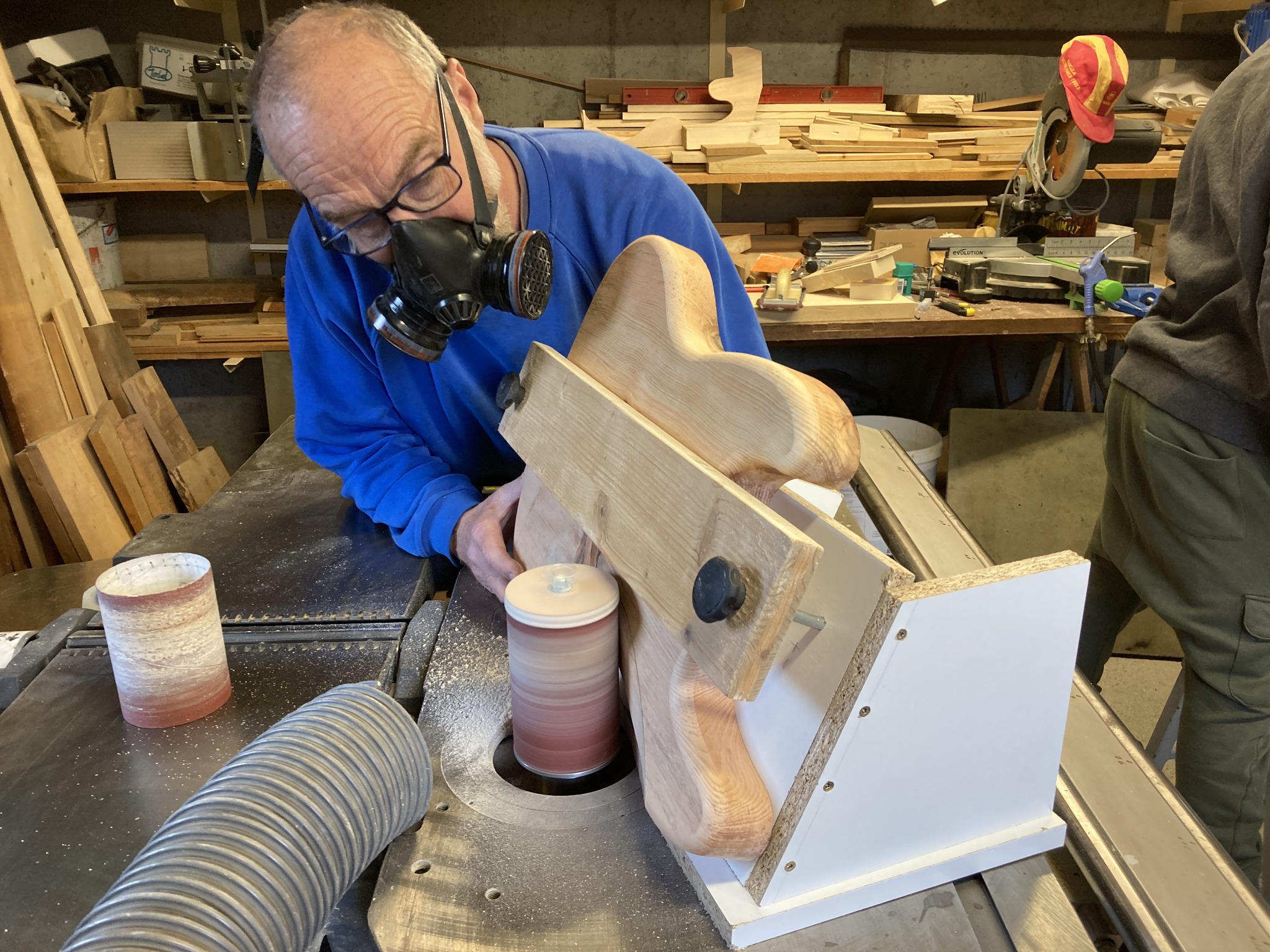 Ponçage d’un corps d’instrument en bois à l’atelier Roche