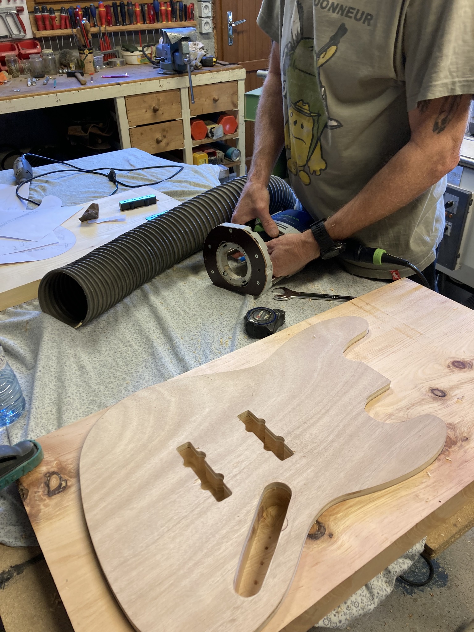 Travail du corps d’une basse Instruments Roche à l’atelier